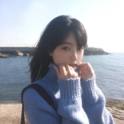 大叔在左，奶狗在右